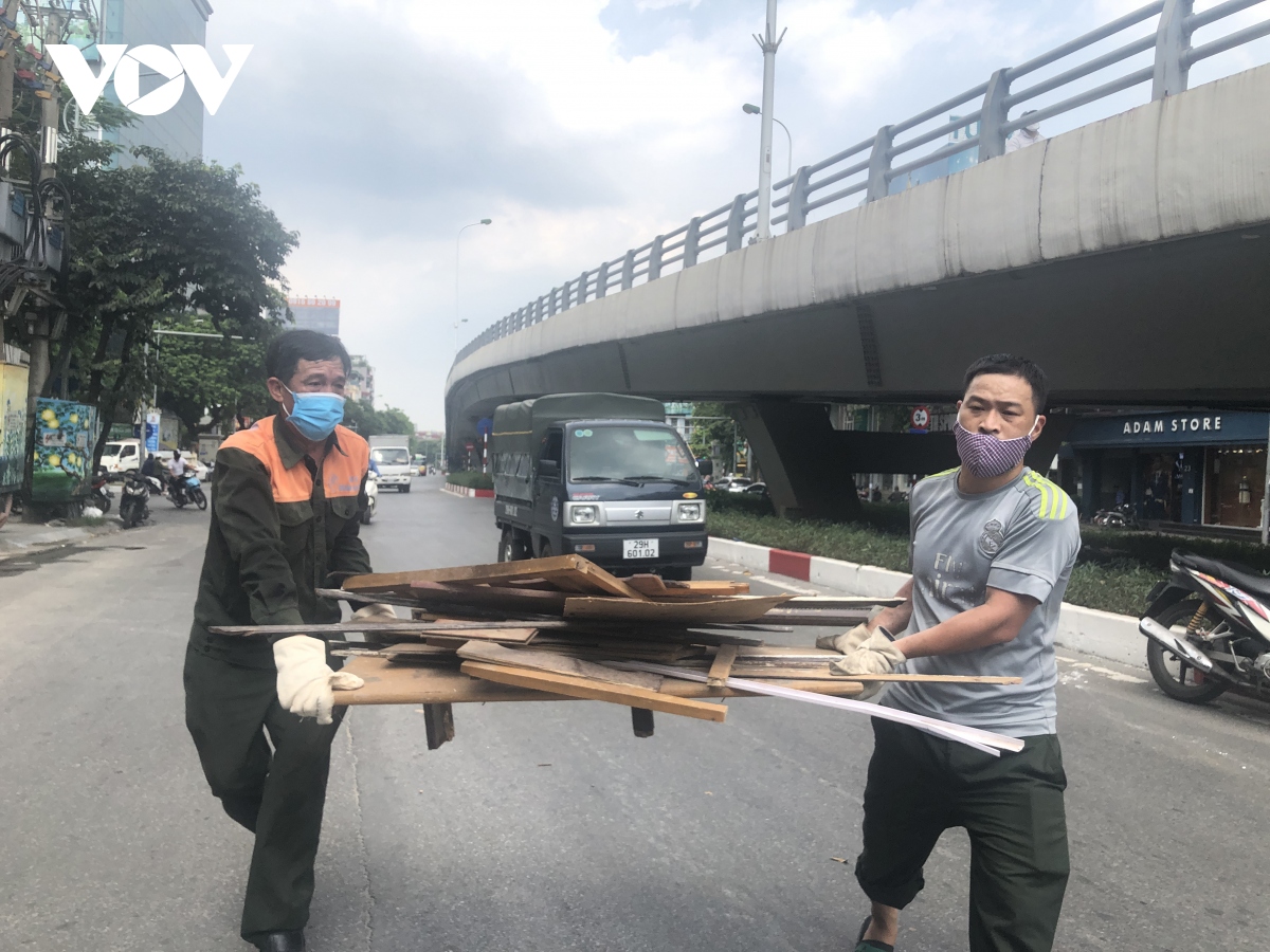 Hà Nội: Nhân viên trạm bảo vệ cầu vượt ngang nhiên đổ trộm phế thải ra đường