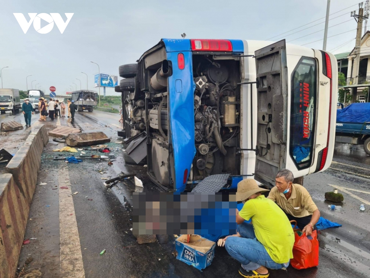 Lật xe khách do tông dải phân cách tại Đồng Nai khiến 1 người tử vong