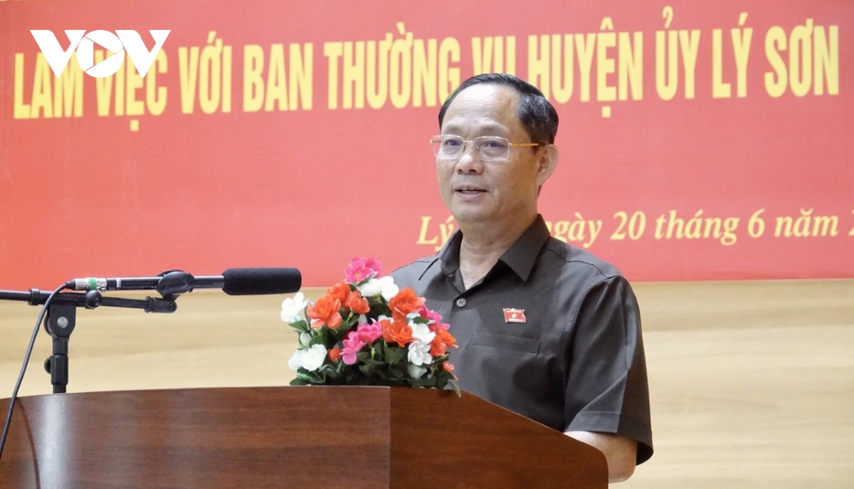 Phó Chủ tịch Quốc hội Trần Quang Phương tiếp xúc cử tri huyện đảo Lý Sơn