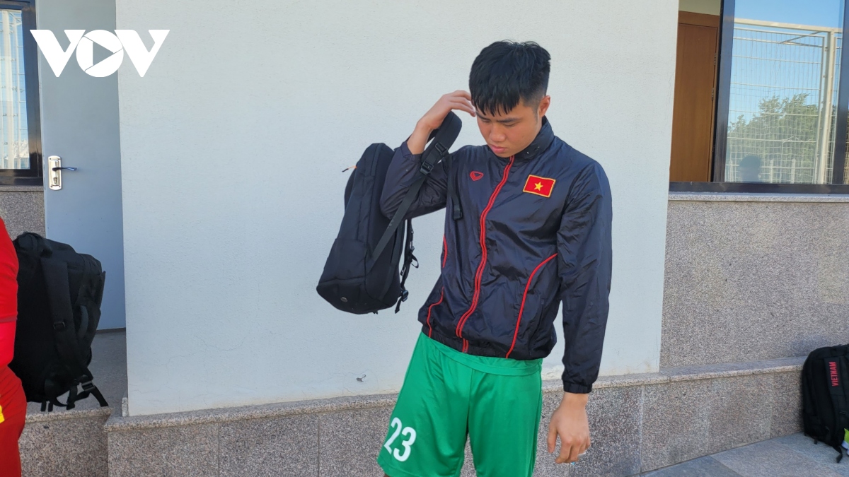 Không thể đấu U23 Hàn Quốc, Văn Toản vẫn tập cùng U23 Việt Nam với vật thể lạ ở ngón tay