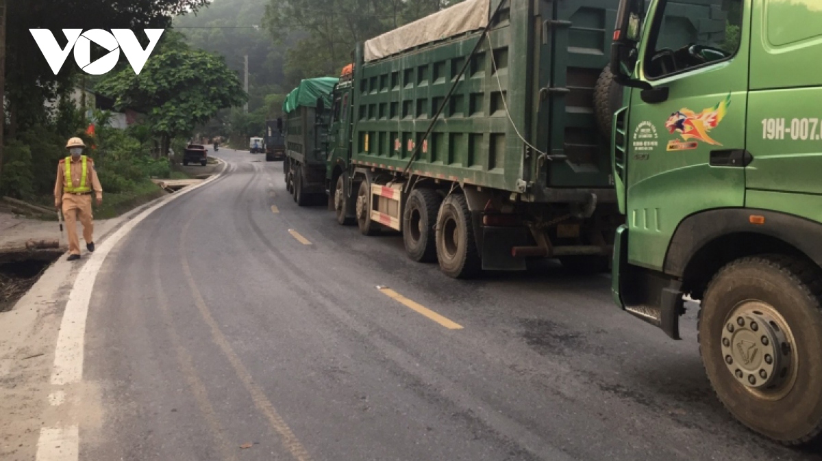 Xử lý nghiêm các trường hợp không chấp hành cân tải trọng xe trên quốc lộ 70 Yên Bái