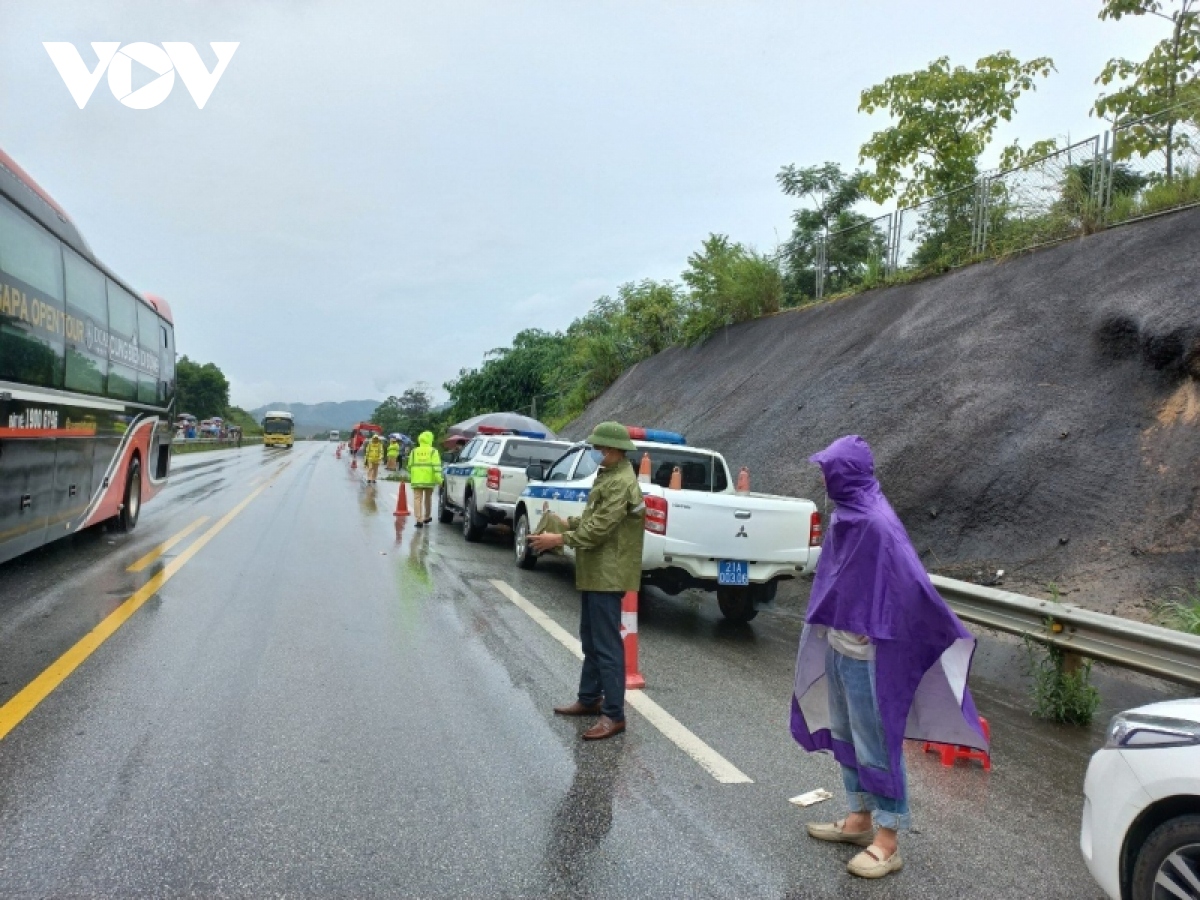 Va chạm trên cao tốc Nội Bài- Lào Cai làm 1 người chết, 5 người bị thương