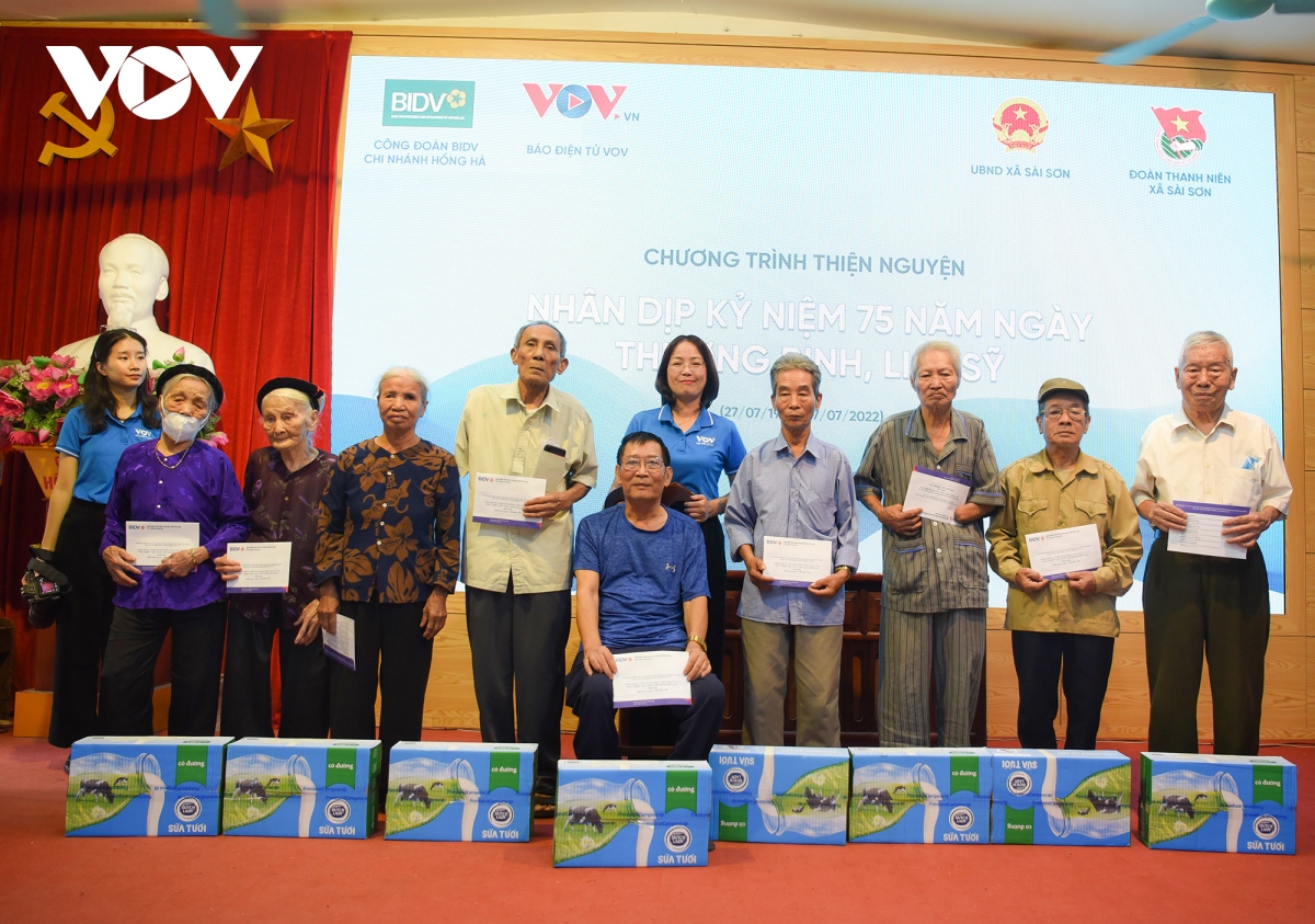 Báo Điện tử VOV tặng quà, tri ân các gia đình chính sách ở ngoại thành Hà Nội
