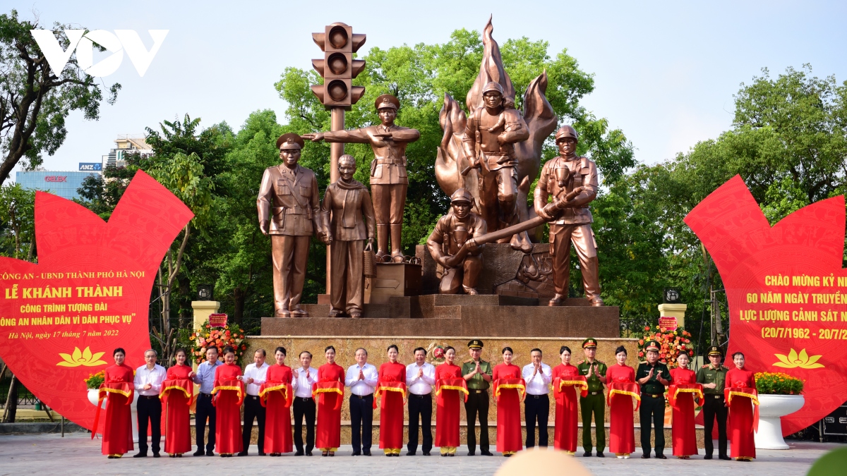 Khánh thành tượng đài “Công an nhân dân vì dân phục vụ” tại Hà Nội