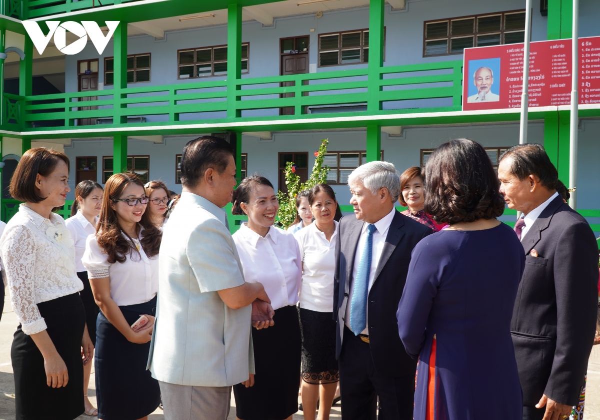 Chủ tịch UBTƯ MTTQ Việt Nam thăm, tặng quà Trường song ngữ Lào - Việt Nam