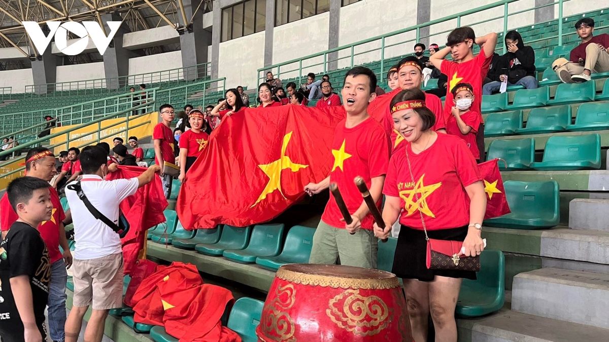 Trân quý tình cảm của người Việt xứ vạn đảo tiếp lửa cho U19 Việt Nam