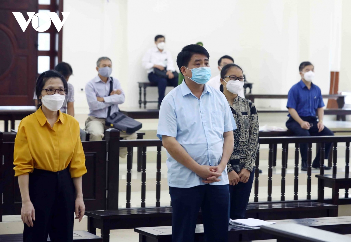 Bị cáo Nguyễn Đức Chung nộp 85 bằng khen, giấy khen trước phiên phúc thẩm