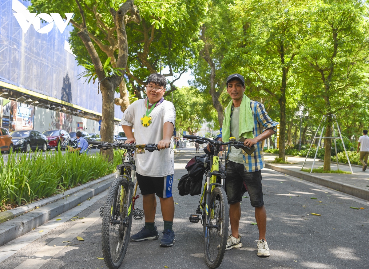 Hành trình đạp xe vượt hơn 700km thăm Thủ đô của cậu bé 15 tuổi
