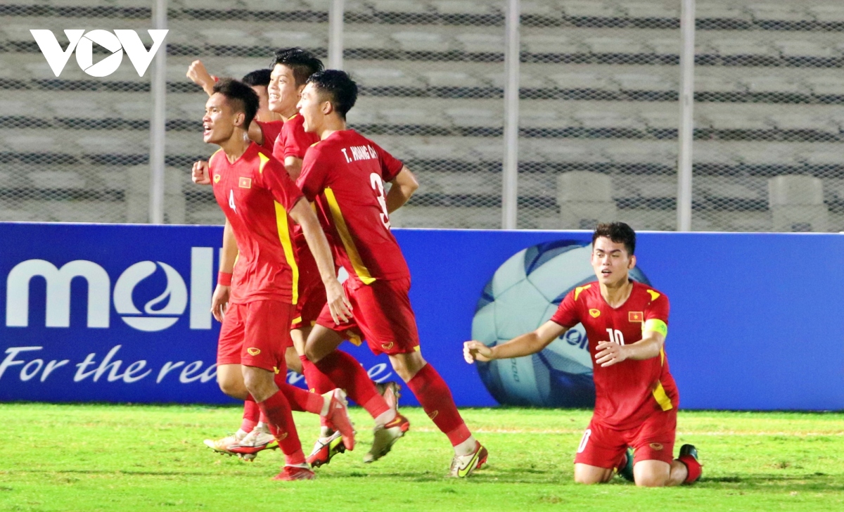U19 Việt Nam và U19 Thái Lan "dắt tay nhau" vào bán kết U19 Đông Nam Á 2022
