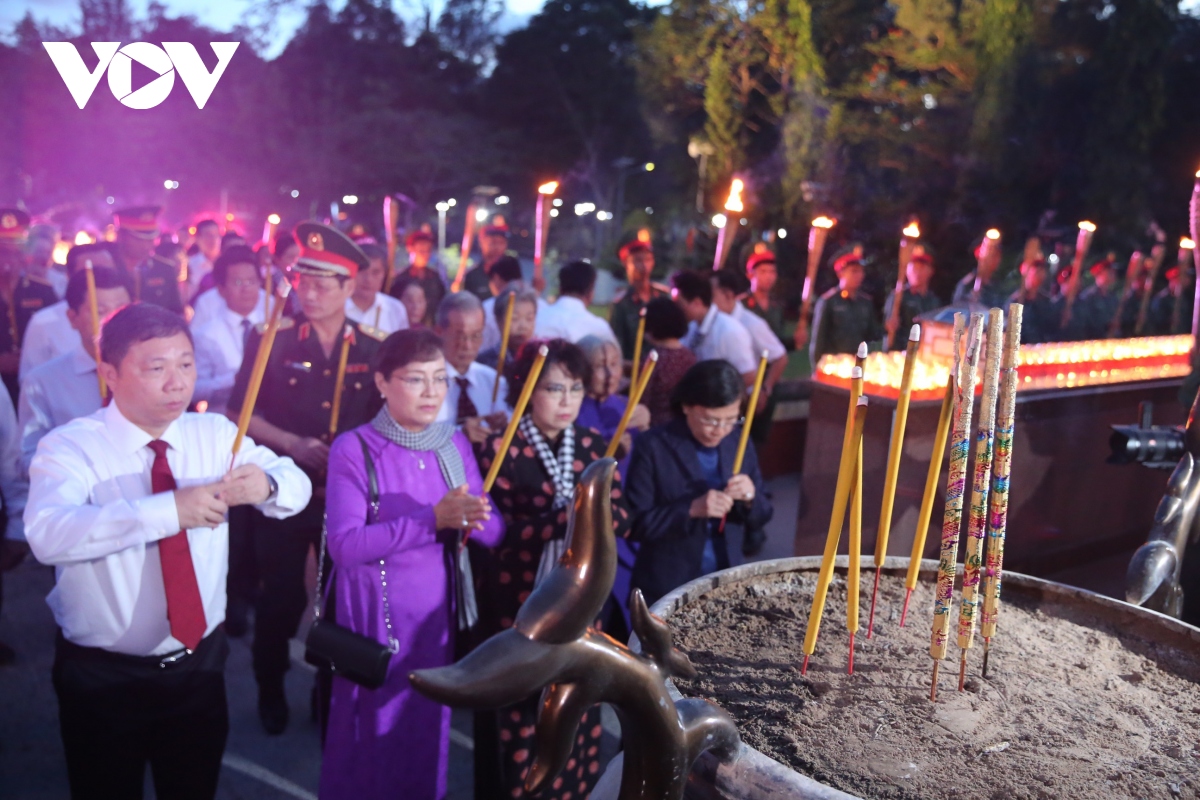 TP.HCM tưởng niệm các anh hùng liệt sĩ tại Nghĩa trang Hàng Dương - Côn Đảo