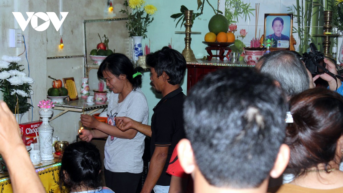 Phút giây đoàn tụ gia đình của các lao động trên tàu cá bị nạn ở Bình Thuận