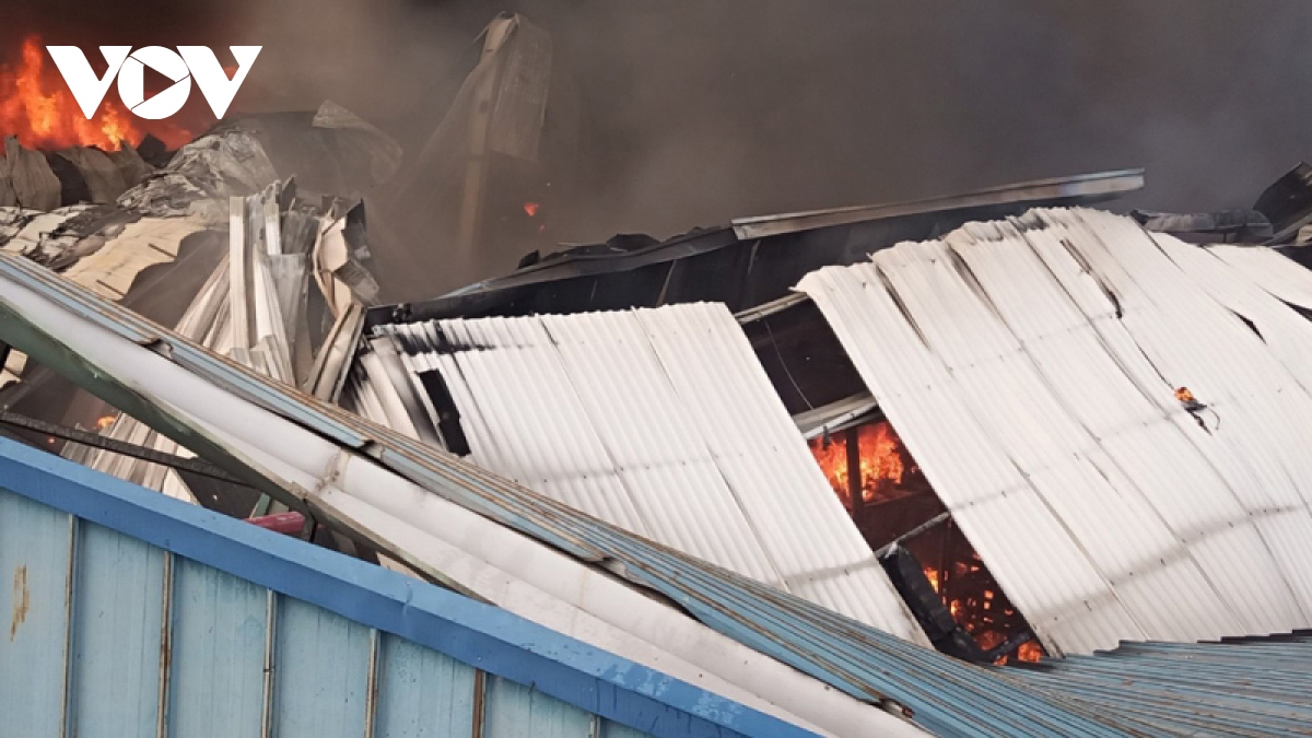 Cháy xưởng sản xuất rộng 2000m2 ở Bình Dương, cột khói cao hàng chục mét