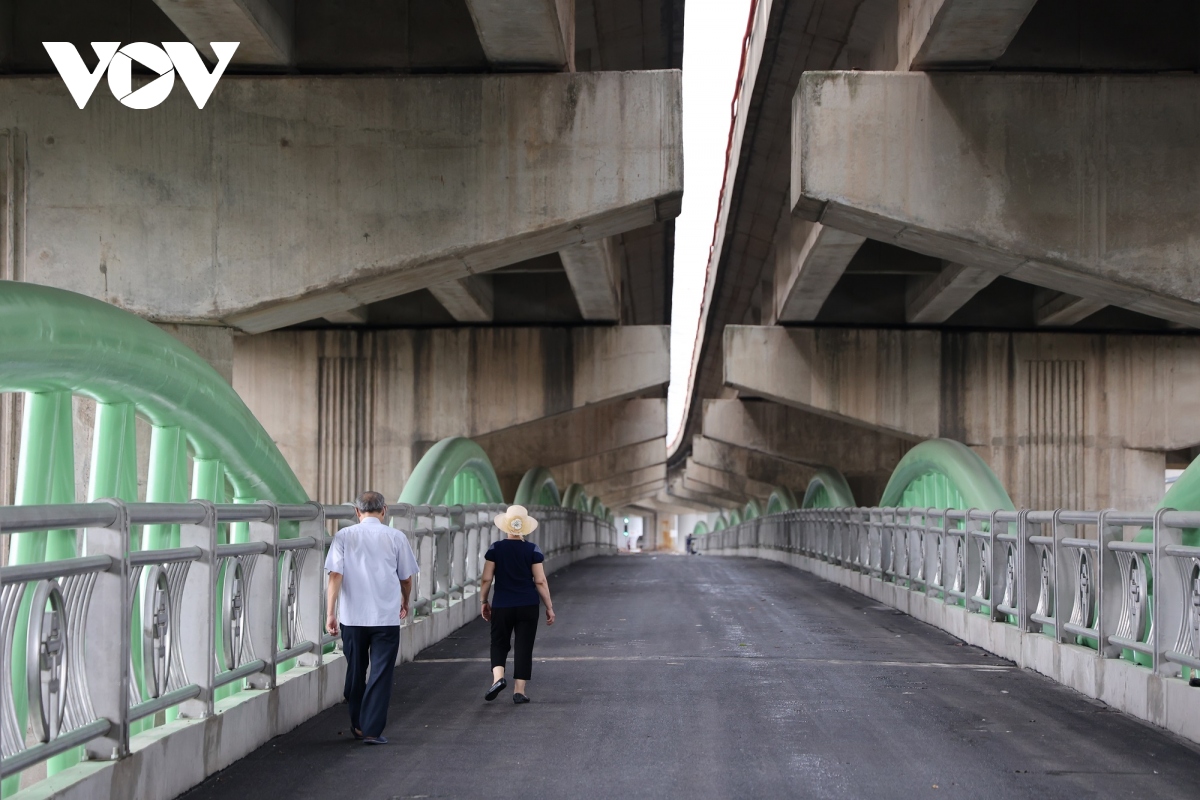 Cận cảnh cây cầu vòm sắt vượt hồ đầu tiên ở Hà Nội trước ngày thông xe