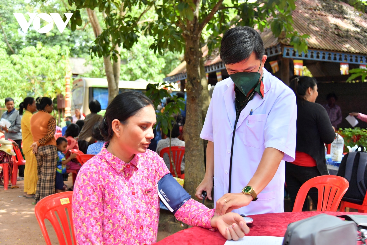 Kiên Giang: Khám bệnh cấp thuốc miễn phí cho bà con xã Snay Anhchit Campuchia