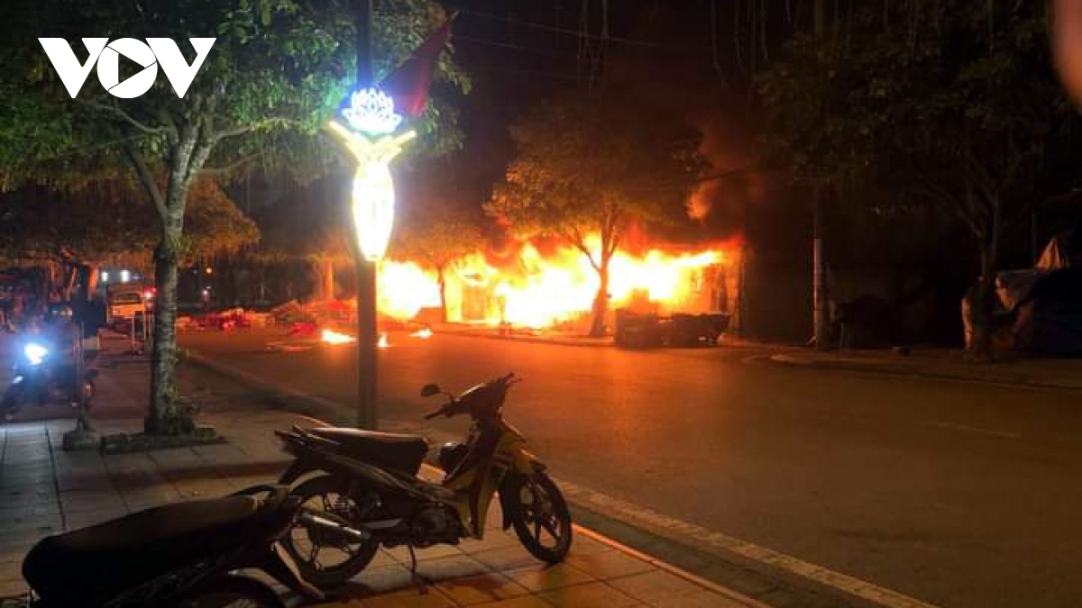 Cháy lớn ở Móng Cái: Nhiều gia đình mất trắng tài sản