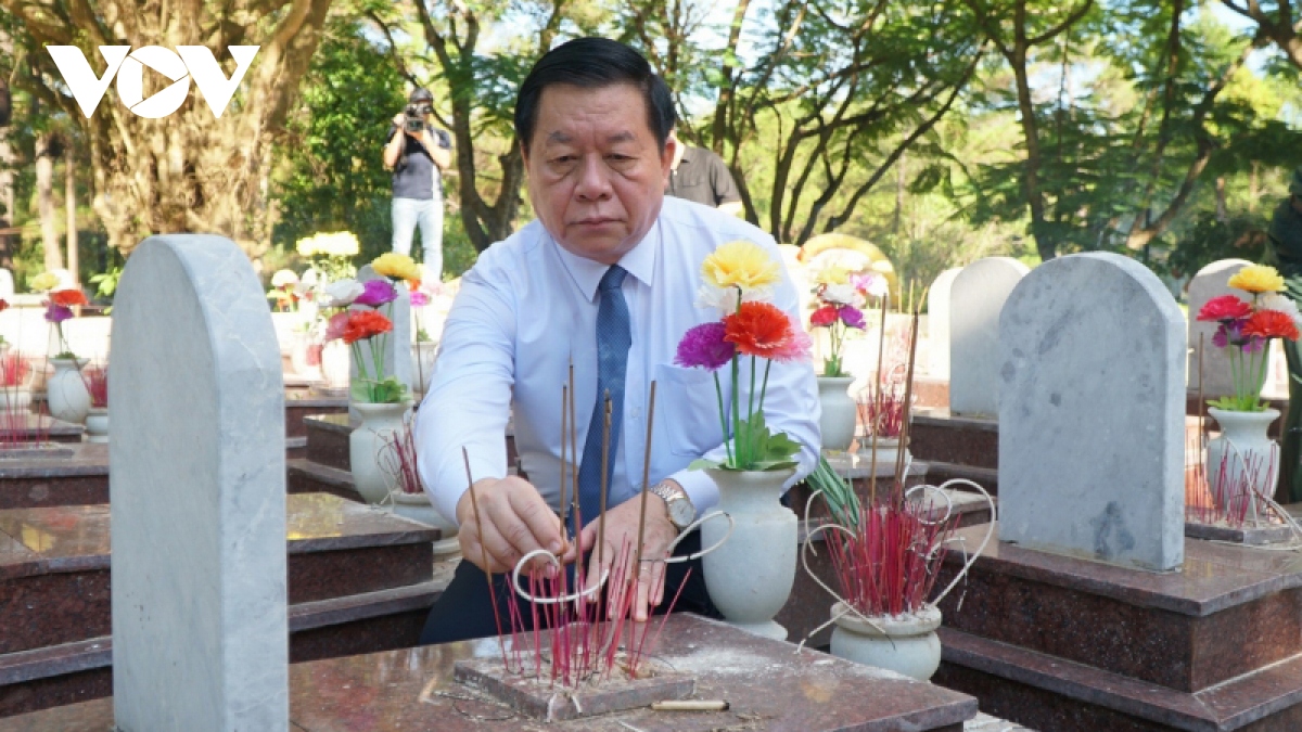 Ông Nguyễn Trọng Nghĩa dâng hương Nghĩa trang Liệt sĩ và tặng quà người có công