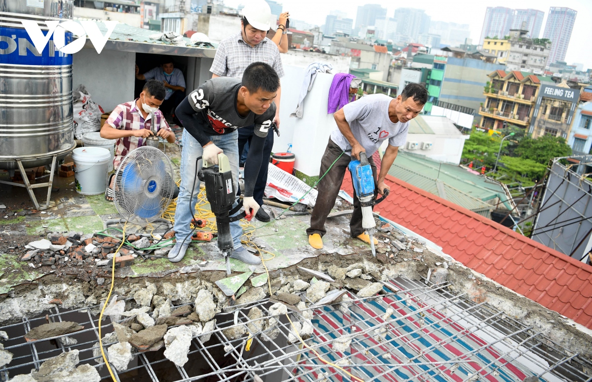 Cận cảnh khoan phá bê tông, dầm thép các công trình vi phạm ở Hà Nội