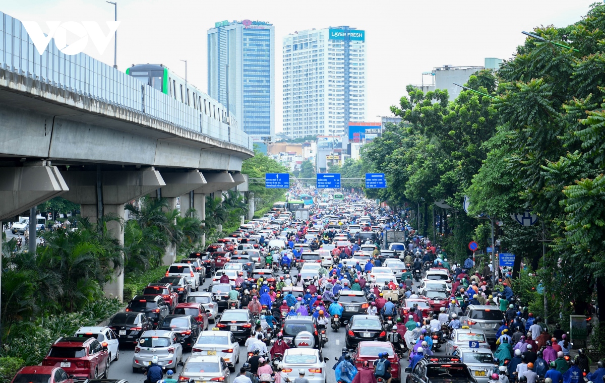 Vì sao Sở GTVT Hà Nội vẫn chưa thể tách riêng làn ô tô trên đường Nguyễn Trãi?