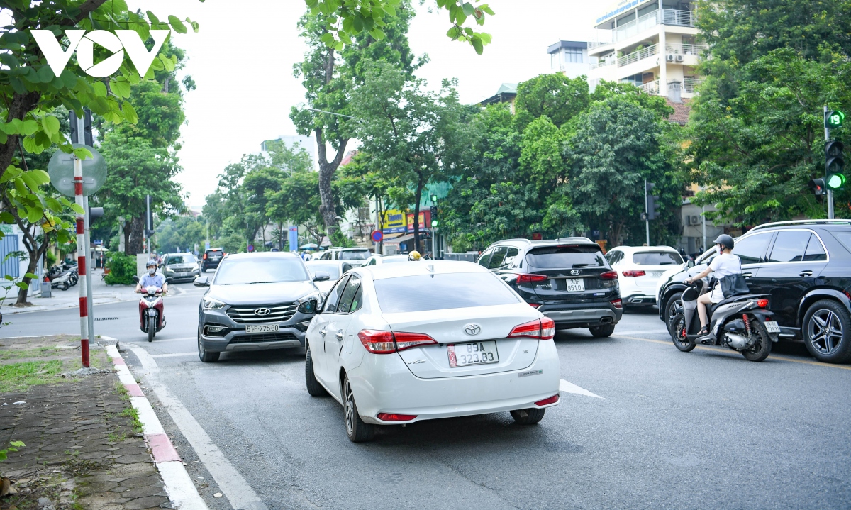 Giao thông lộn xộn những ngày đầu phân luồng 2 chiều phố Quang Trung, Hà Nội