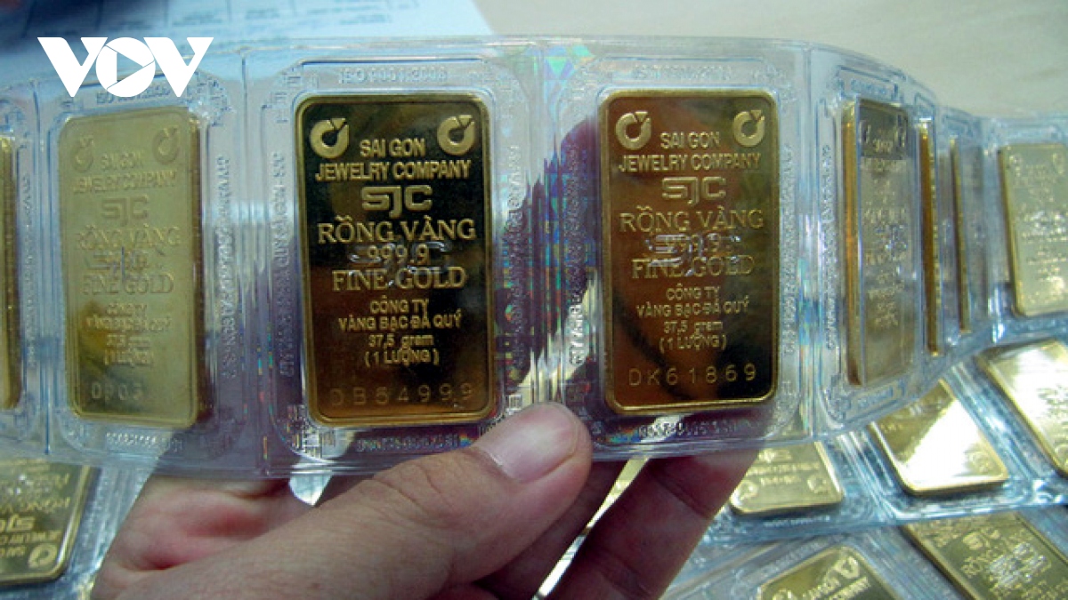 Giá vàng thế giới tăng mạnh, song vẫn thấp hơn giá vàng SJC 9,82 triệu đồng/lượng