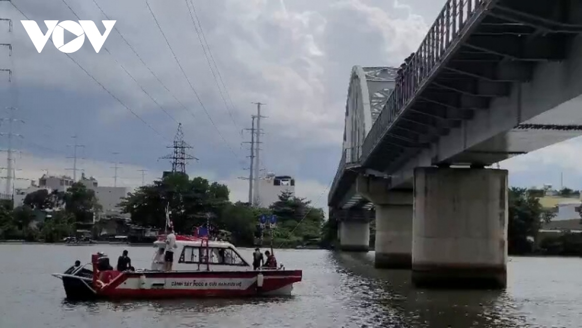 Tìm kiếm người phụ nữ nhảy cầu xuống sông Sài Gòn