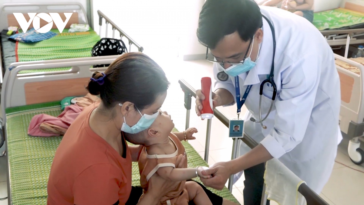 Bệnh nhân mắc tay chân miệng thể nặng tăng cao ở Quảng Ngãi