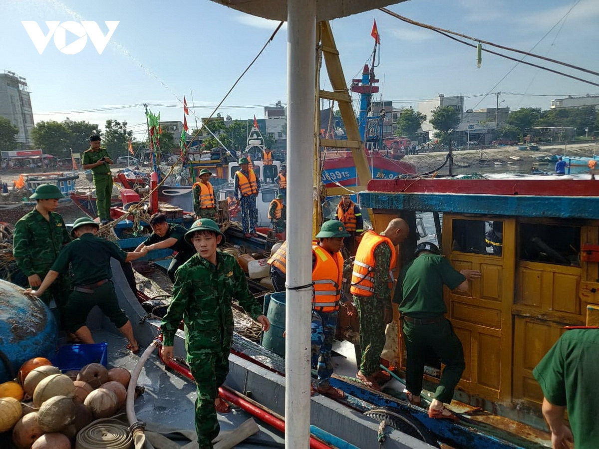 Tàu cá Bình Định bốc cháy khi đang neo đậu ở cảng cá Thọ Quang, Đà Nẵng