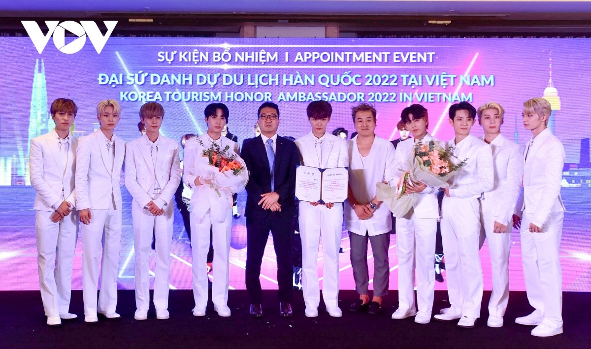 Dàn mỹ nam K-pop đến Hà Nội quảng bá du lịch