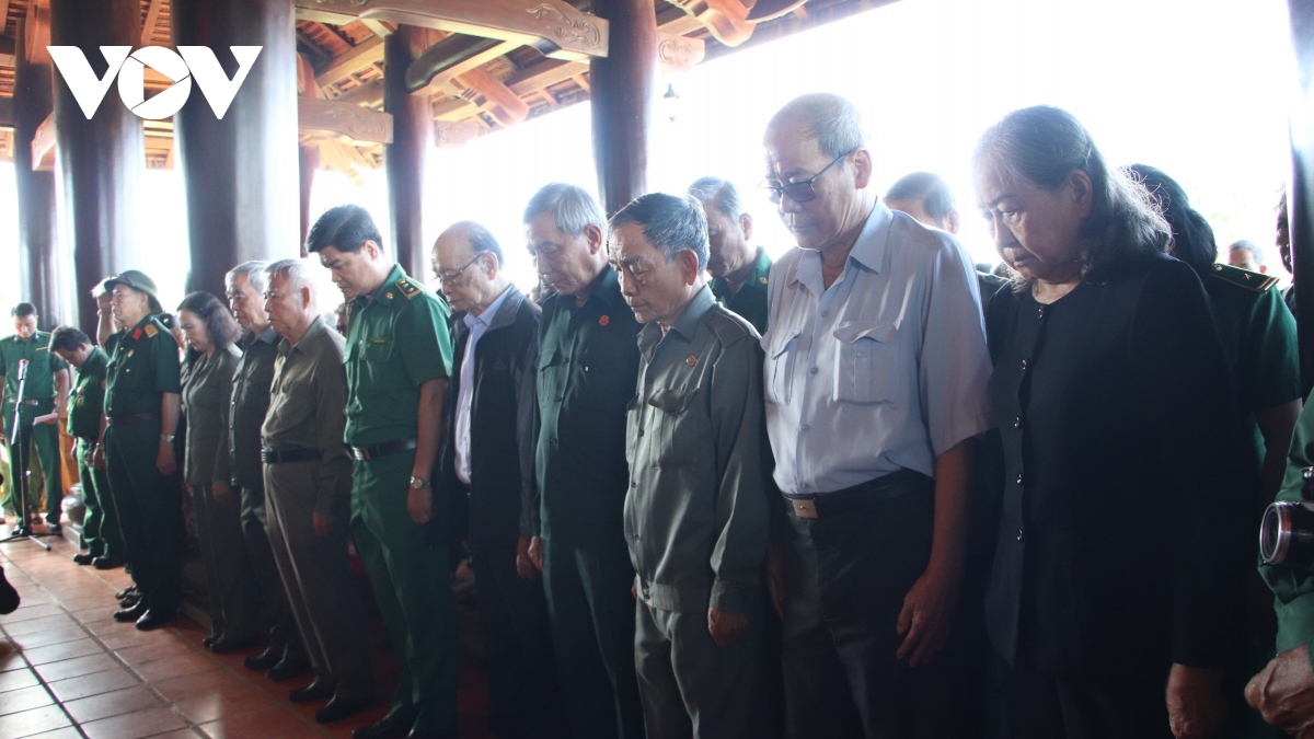 Dâng hương tưởng niệm liệt sĩ thanh niên xung phong tại Tây Ninh