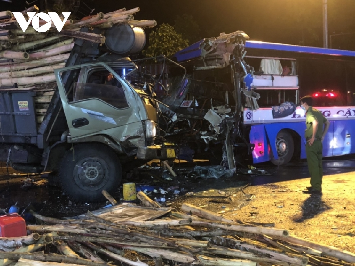 Xe khách va chạm xe tải chở gỗ keo làm nhiều người bị thương