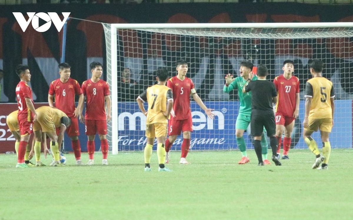 HLV U19 Việt Nam nói gì về tấm thẻ đỏ của thủ môn Hồ Tùng Hân?