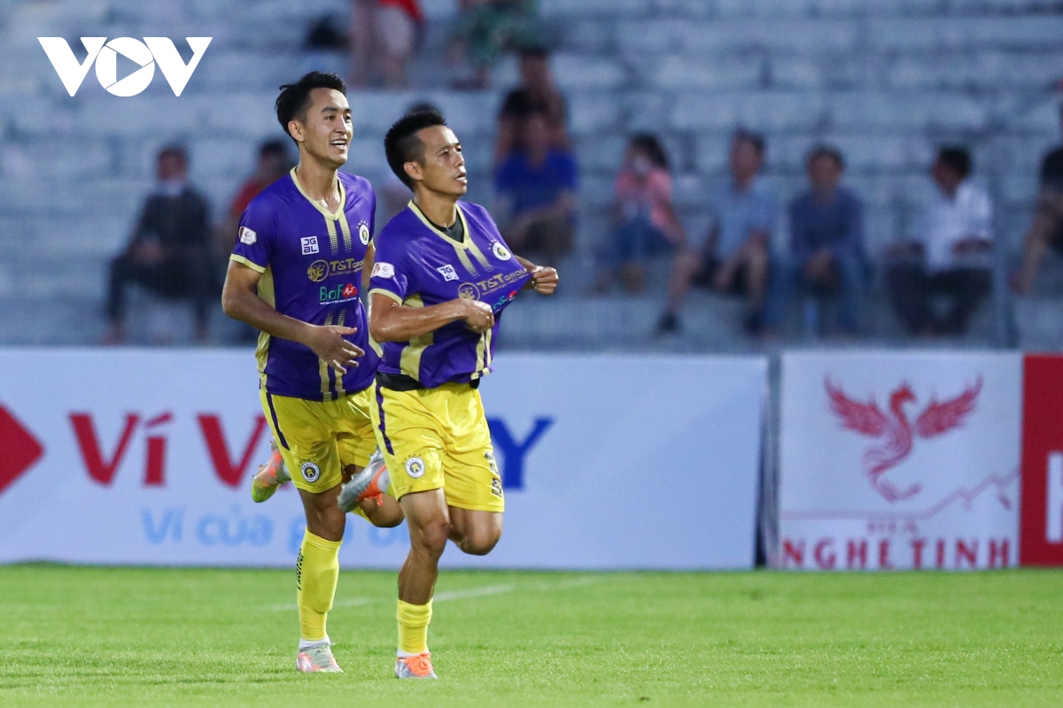 Thắng kịch tính Hà Tĩnh, Hà Nội FC vươn lên dẫn đầu V-League 2022