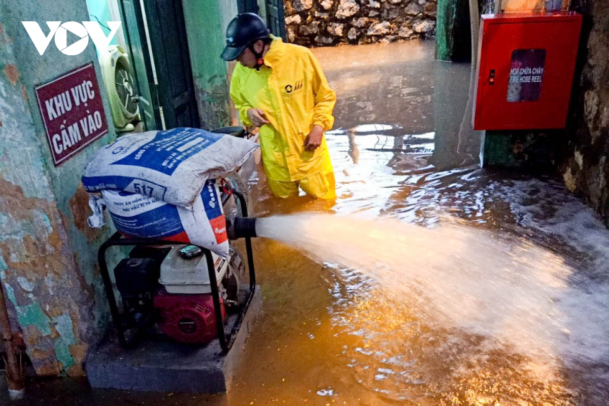 Hàng trăm công nhân dầm mưa thông cống, bơm nước trên đường phố Hà Nội