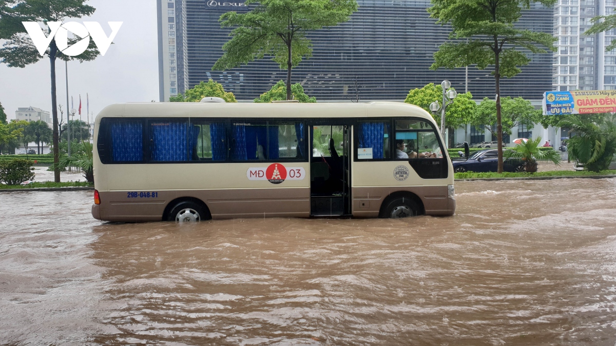 Khu vực tòa nhà Keangnam ngập kinh hoàng, ô tô chết máy hàng loạt