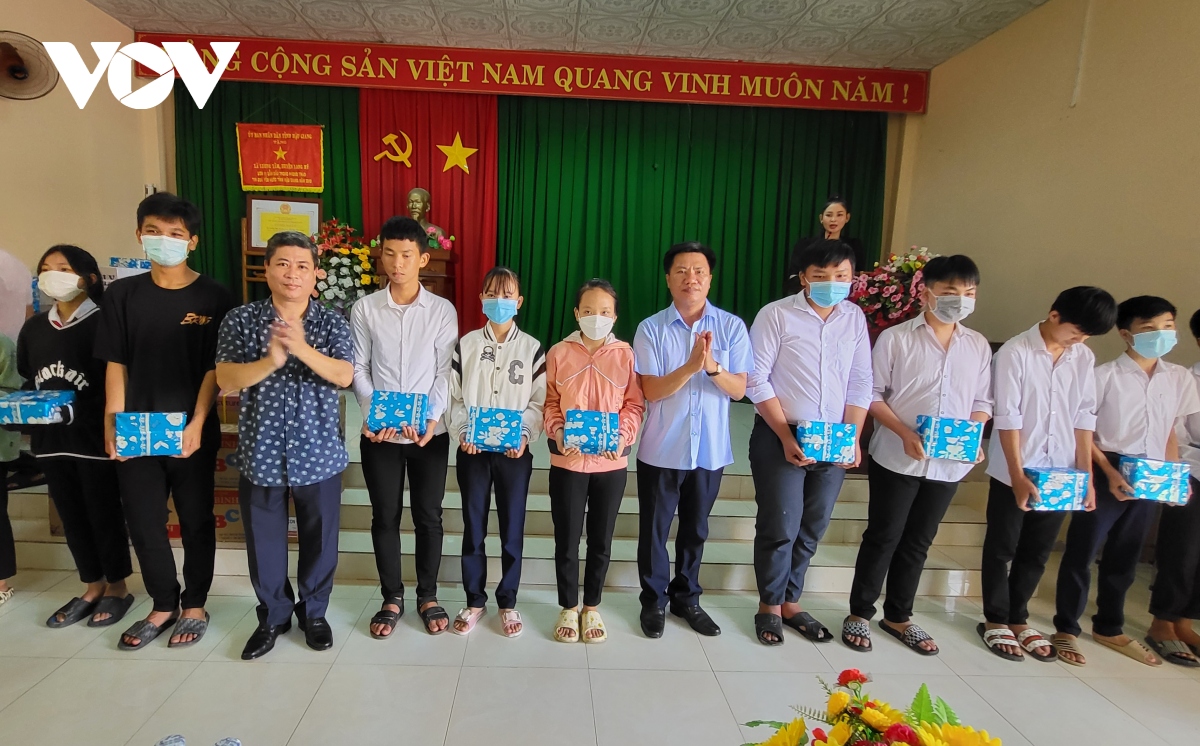 VOV - ĐBSCL thăm, tặng quà cho học sinh có hoàn cảnh khó khăn