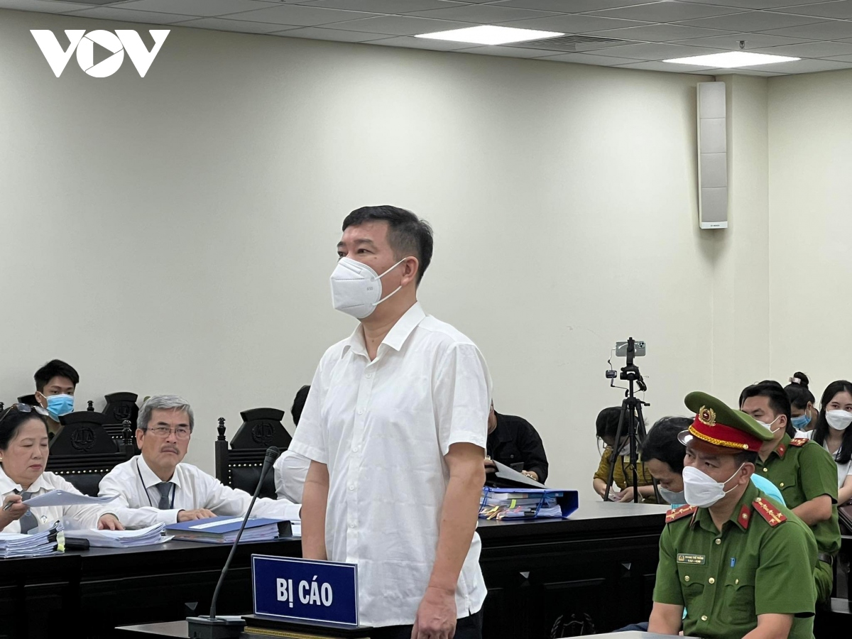 Nóng 24h: Cựu Trưởng Công an quận Tây Hồ Phùng Anh Lê khai gì tại tòa?