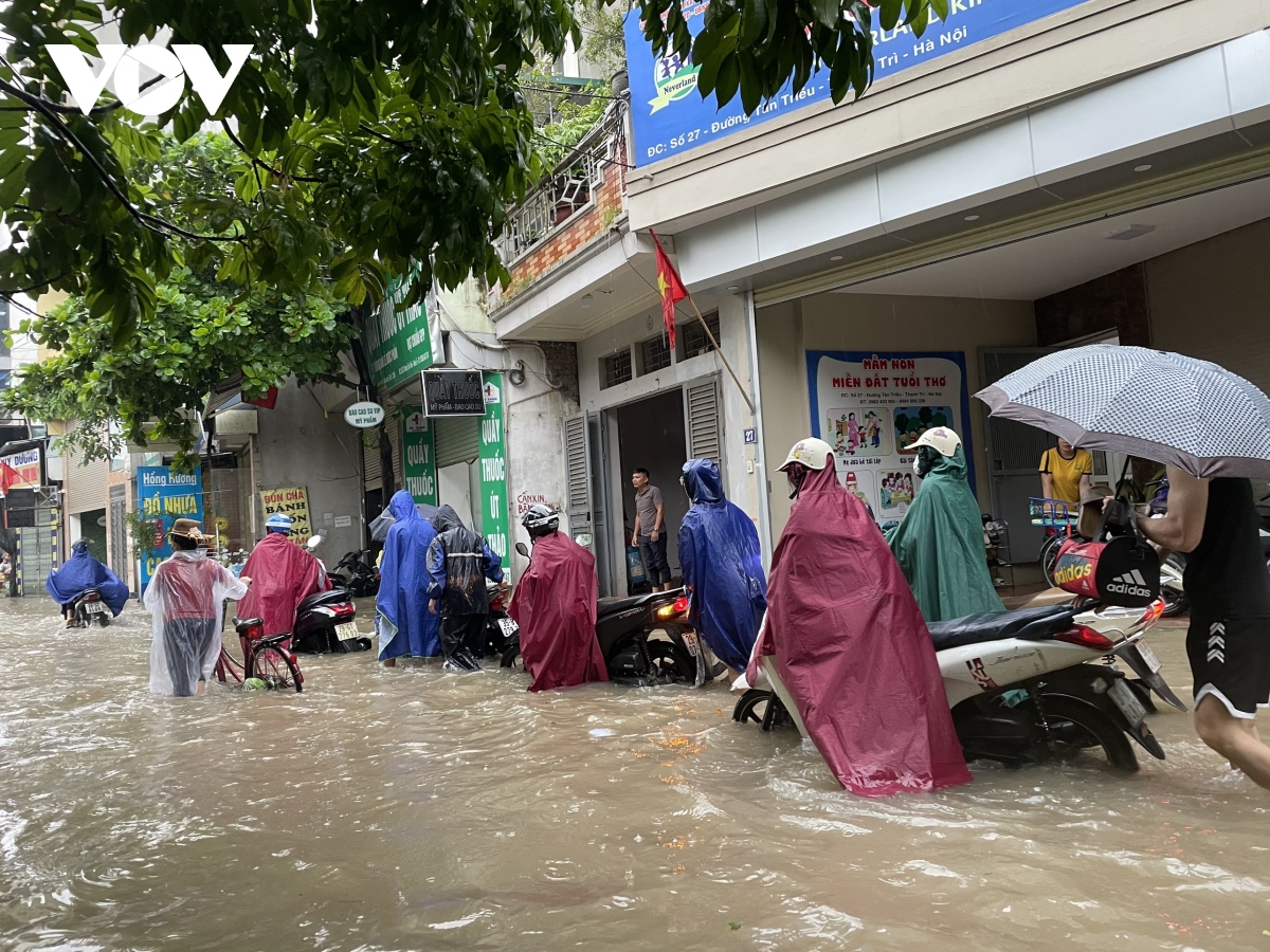 Cận cảnh người và xe bì bõm trên phố phường Hà Nội sau mưa lớn kéo dài