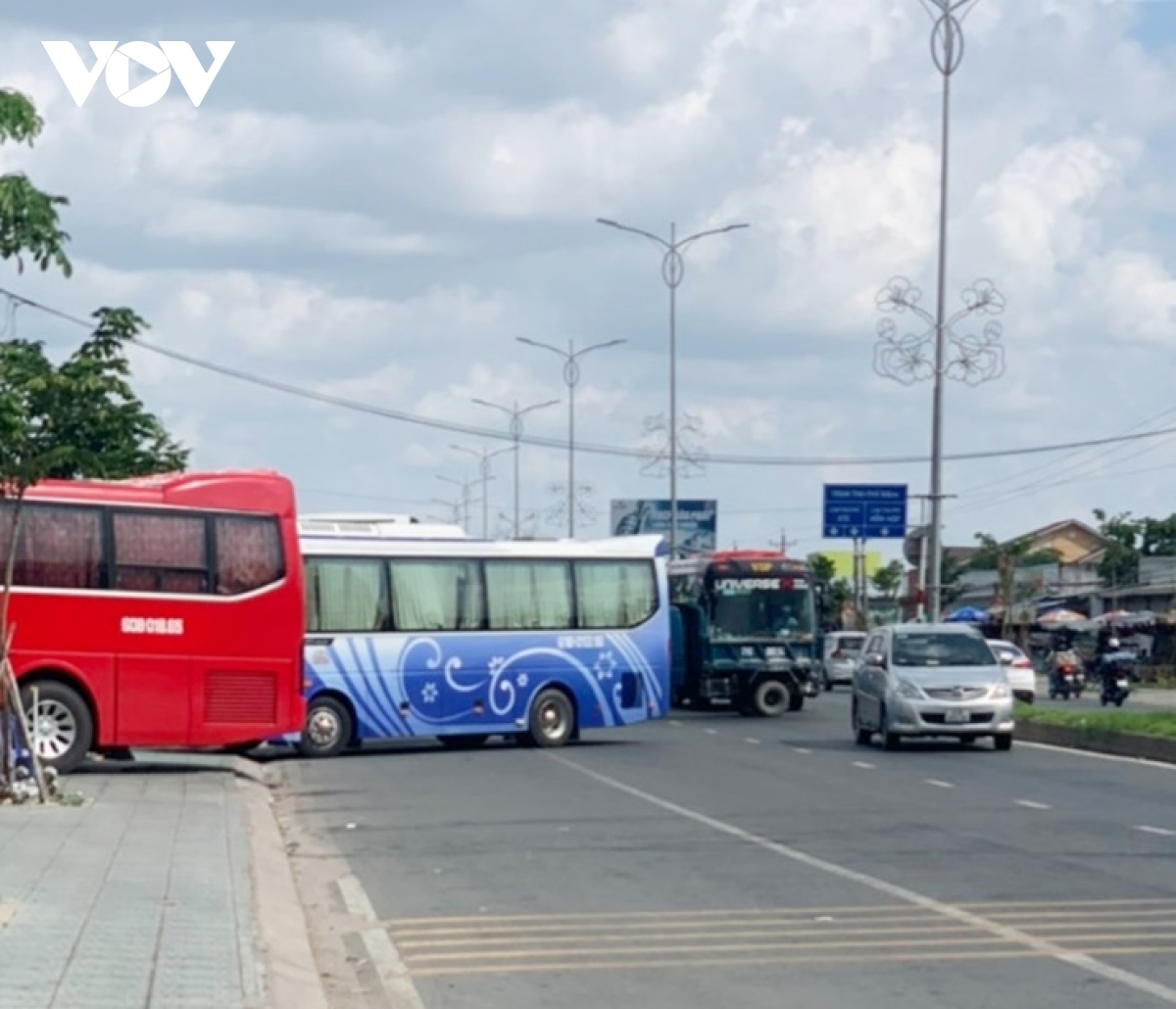 Tái diễn lấn chiếm lòng, lề đường gần chân cầu Rạch Miễu