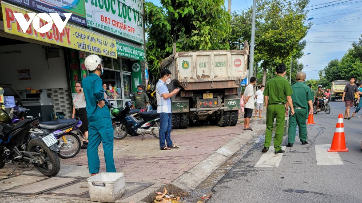 Hàng loạt xe máy bị xe ben húc văng, nhiều người bị thương ở Bình Dương