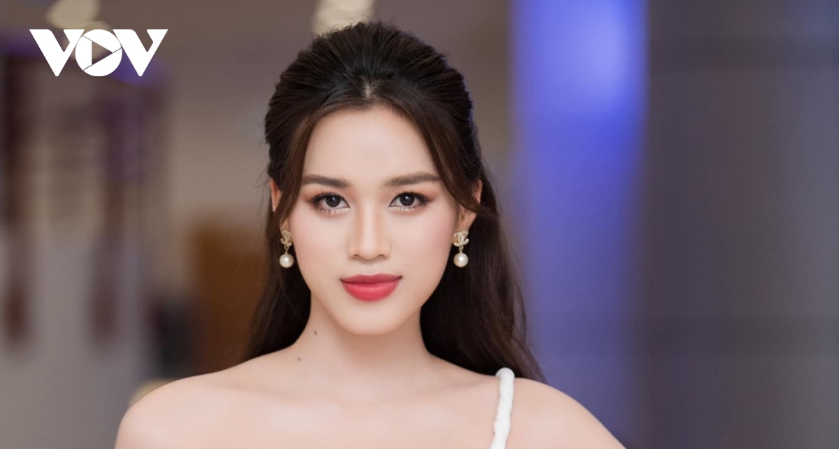 Hoa hậu Đỗ Thị Hà đẹp tựa nàng thơ với sắc trắng tinh khôi