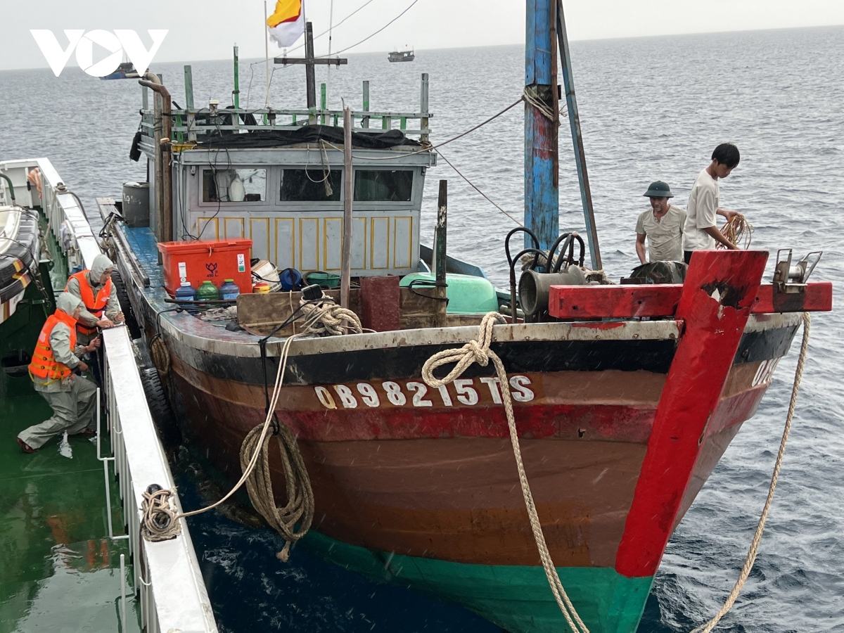 Tàu 366, Vùng 3 Hải quân cứu nạn tàu cá Quảng Bình bị nạn trên biển