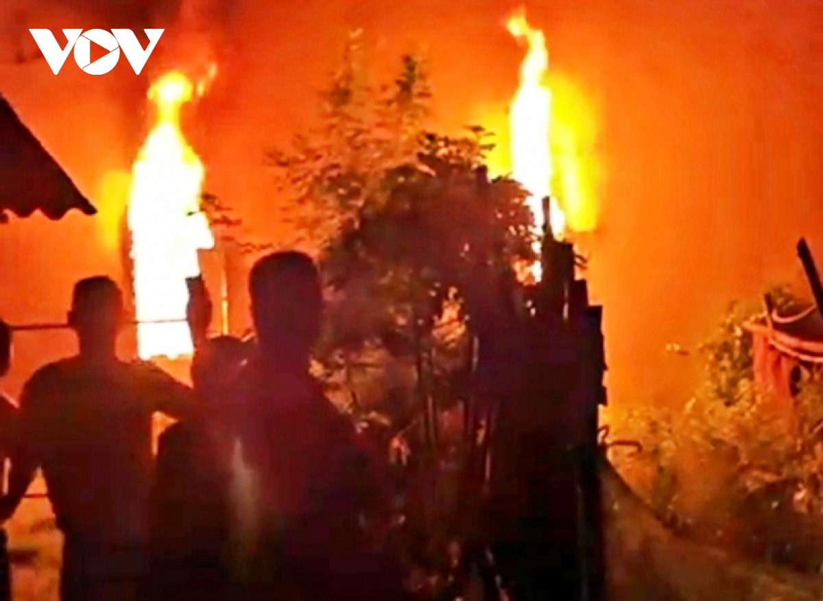 Kho chứa hàng cháy lớn trong đêm ở Quảng Nam