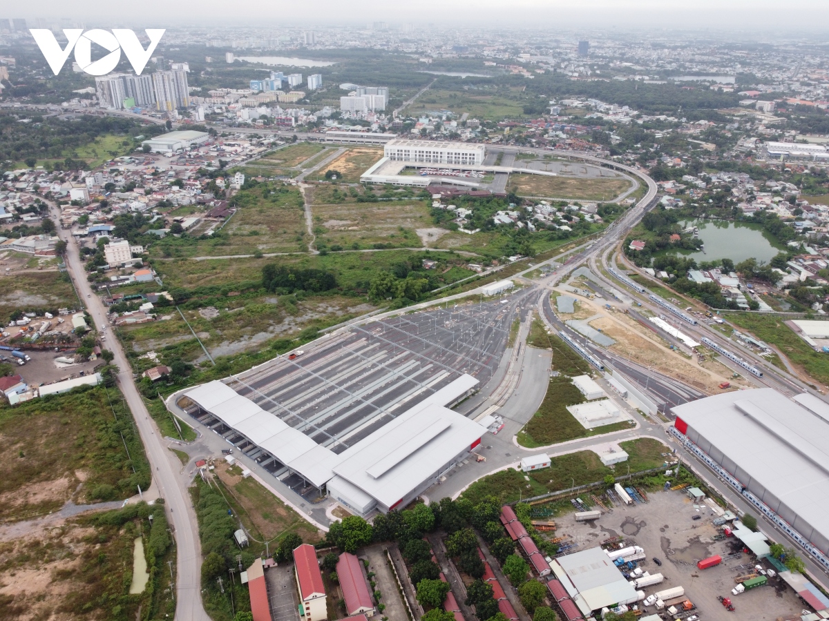 Đoàn tàu metro đầu tiên thuộc tuyến metro số 1 TP.HCM chạy thử