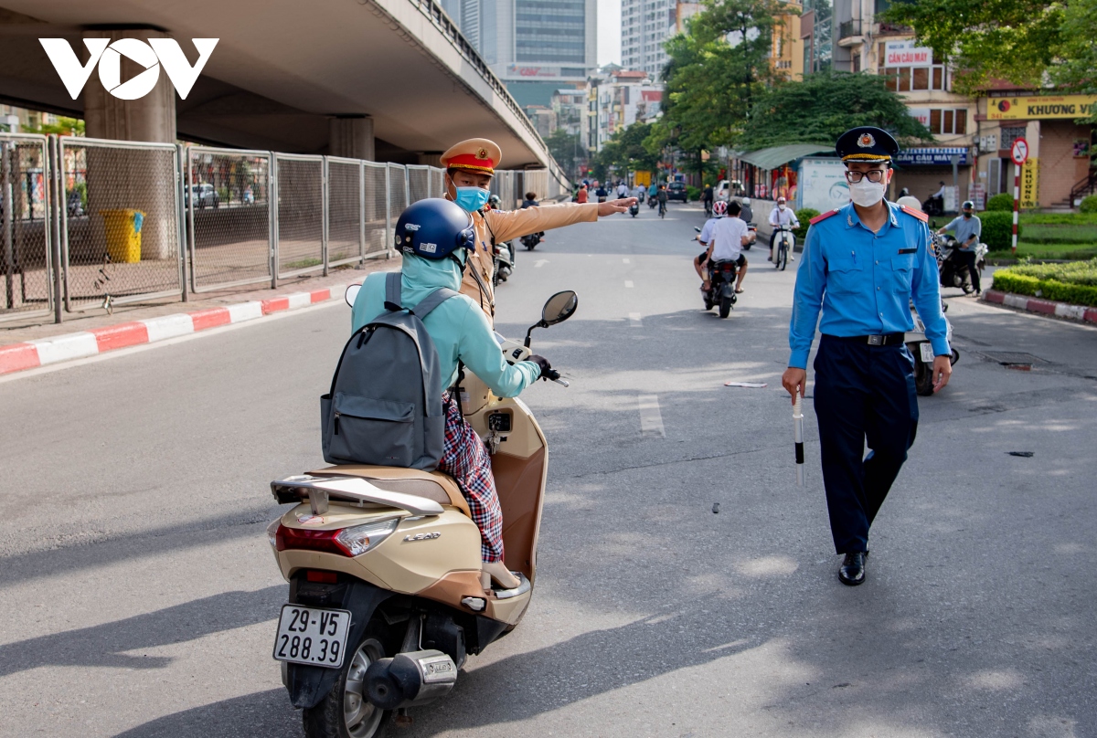 Nút giao Ngã Tư Sở ùn tắc, người dân ngang nhiên vi phạm trước mặt CSGT