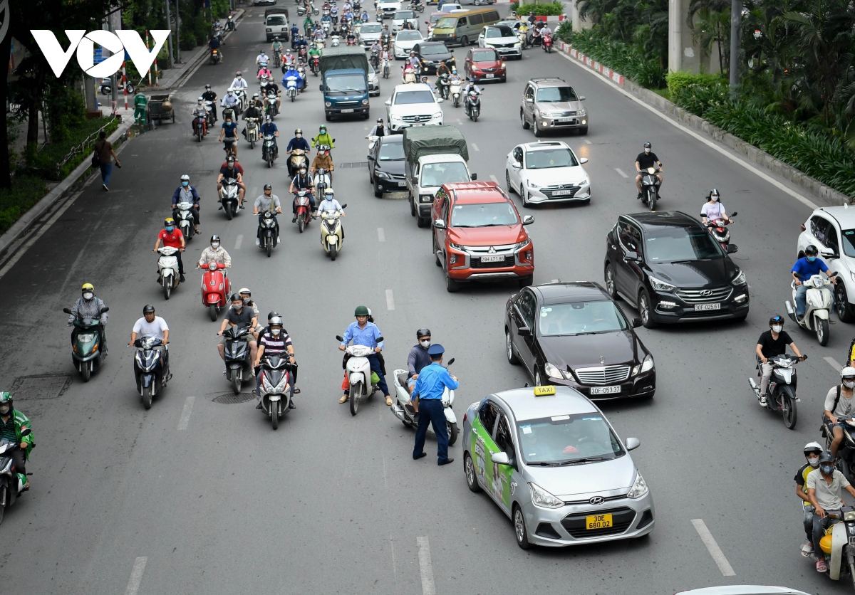 Ngày đầu phân làn đường Nguyễn Trãi: Giao thông lộn xộn, xung đột