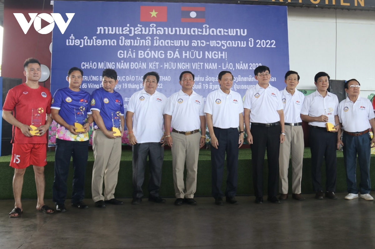 Giao lưu bóng đá hữu nghị chào mừng Năm Đoàn kết Hữu nghị Việt Nam-Lào