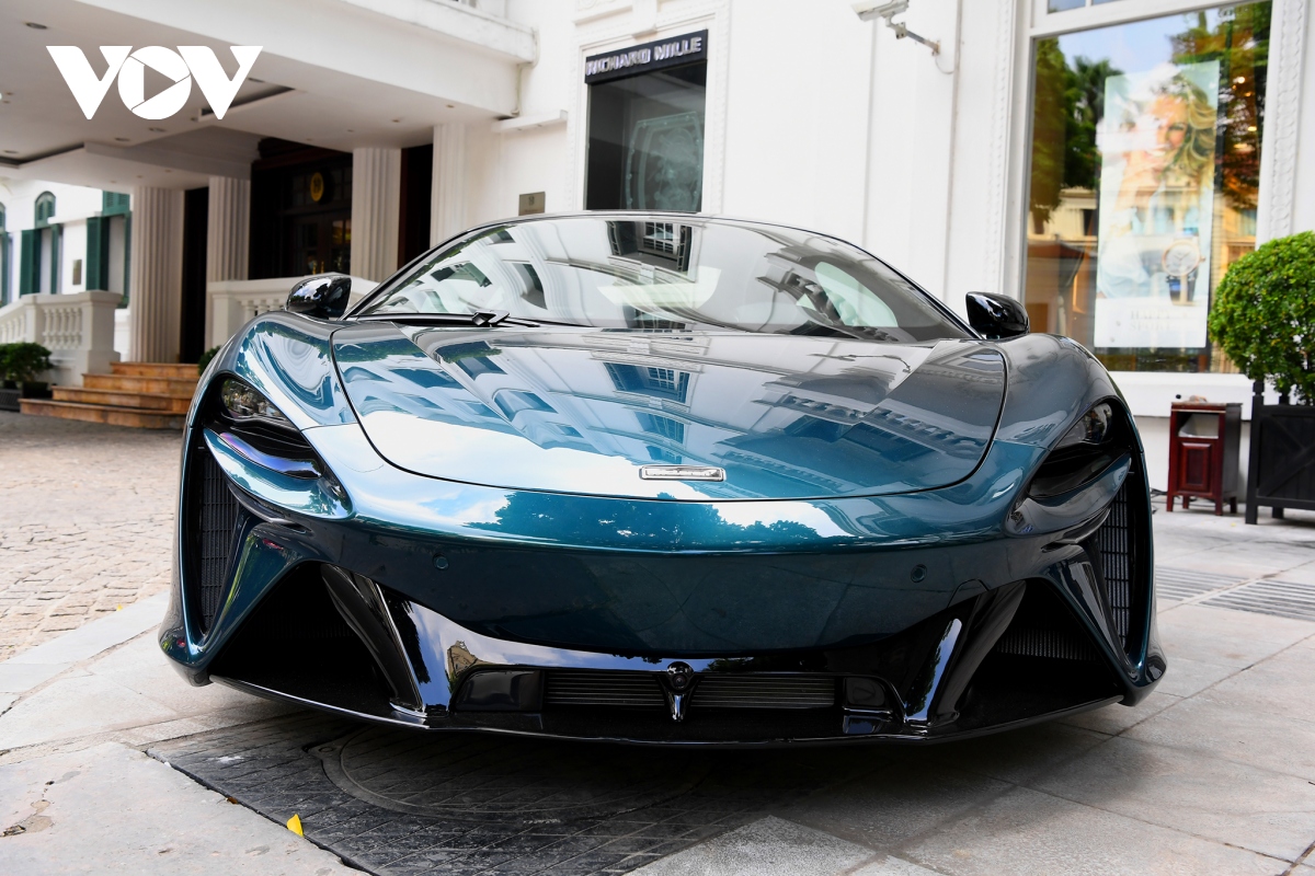 Cận cảnh siêu xe hybrid McLaren Artura giá gần 15 tỷ đồng trên đường phố Hà Nội