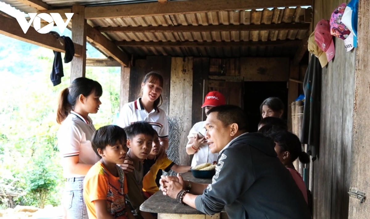 Giáo viên vùng cao Quảng Nam nói tiếng đồng bào vận động tiêm vaccine cho học trò