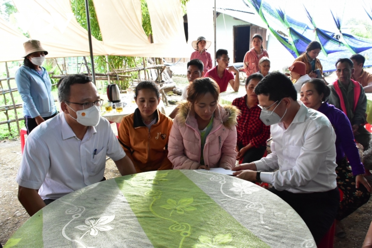 Uỷ ban ATGT Quốc gia thăm hỏi gia đình các nạn nhân trong vụ tai nạn ở Huế