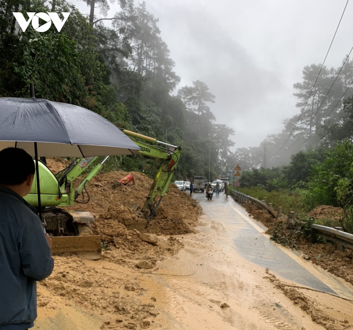 Mưa lớn gây sạt lở trên Quốc lộ 2B hướng lên thị trấn Tam Đảo, Vĩnh Phúc